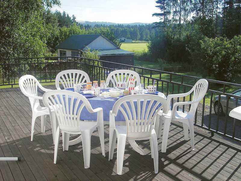 Lauschiges Familienplätzchen zum gemütlichen Kaffetrinken und Kuchenessen Galeriebild Klövdala - pflegeleichtes Wohnhaus in heller Dorfrandlage und Flussnähe im Herzen von Småland