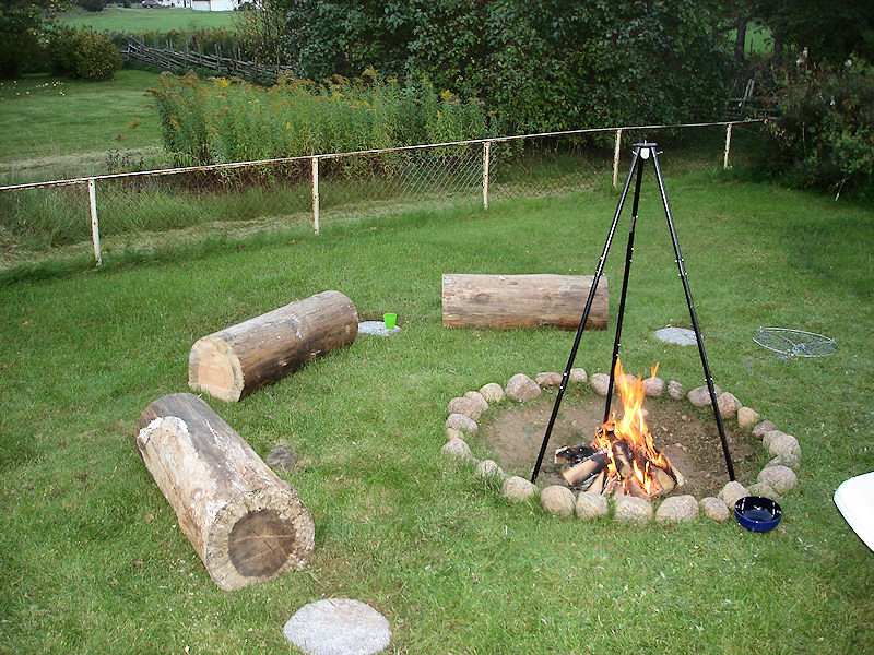 Ja, auch das bietet der Garten: Hier der wunderbare Grillplatz für Väter, mit dem "festen Willen zum Grillen!" Oder? Galeriebild Klövdala - pflegeleichtes Wohnhaus in heller Dorfrandlage und Flussnähe im Herzen von Småland