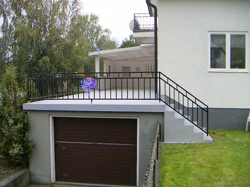 Im Bild, die praktische Garage unter der Terrasse des Wohnhauses. Alles ist hier gut geregelt. Es geht weiter ins Hausinnere.... Galeriebild Klövdala - pflegeleichtes Wohnhaus in heller Dorfrandlage und Flussnähe im Herzen von Småland
