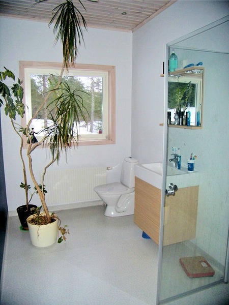 Im EG gibt es auch das Gästebad Galeriebild Björkeborg - Repräsentative Schwedenvilla am Ende eines Stichweges mit unverbaubaren Seeblick über den See Kroksjön!
