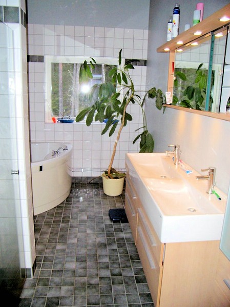 Im OG freut man sich auch über ein hochwertiges Badezimmer - sogar mit einem Jacizzi Galeriebild Björkeborg - Repräsentative Schwedenvilla am Ende eines Stichweges mit unverbaubaren Seeblick über den See Kroksjön!