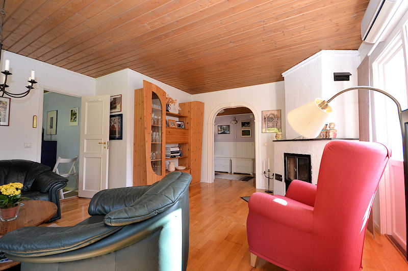 Blick vom Flur aus ins Wohnzimmer.... Galeriebild Villa Stillingsön. Interessanter Immobilienstandort auf der größten Insel der schwedischen Westküste im Kattegatt - Orust