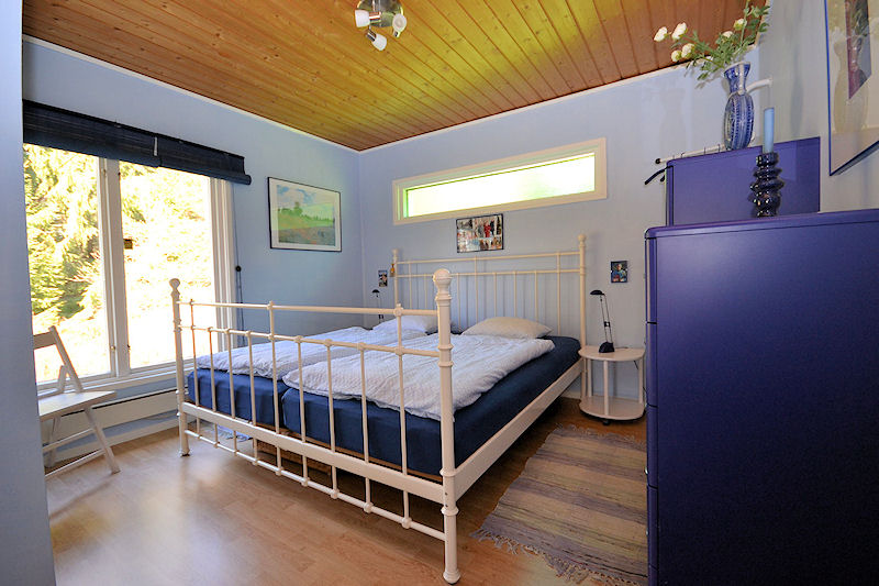 Schlafzimmer 1, das Elternschlafzimmer Galeriebild Villa Stillingsön. Interessanter Immobilienstandort auf der größten Insel der schwedischen Westküste im Kattegatt - Orust