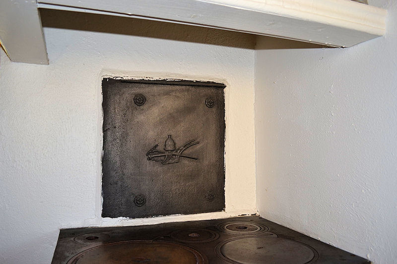 Historische Herdwandplatte. Galeriebild Villa Stillingsön. Interessanter Immobilienstandort auf der größten Insel der schwedischen Westküste im Kattegatt - Orust