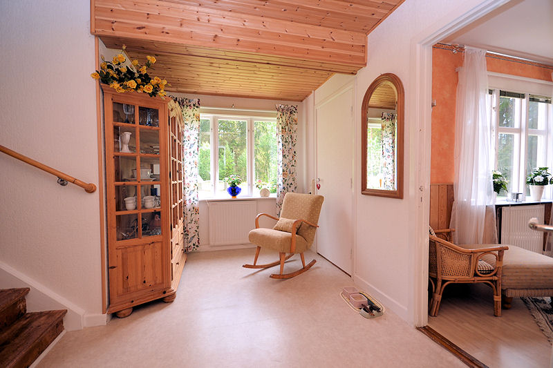 ....und beginnen mit dem gemütlichen Eingangsflur (Haupteingang vorn) Galeriebild Ihr persönliches Paradies Kroksmåla im wunderbaren Småland. Vielfach punkten mit dieser klassischen Schwedenvilla