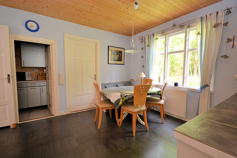 ....und die nötige Hauswärme produziert. Im Bild die Essecke und der Durchgang zur Speisekammer Galeriebild Ihr persönliches Paradies Kroksmåla im wunderbaren Småland. Vielfach punkten mit dieser klassischen Schwedenvilla
