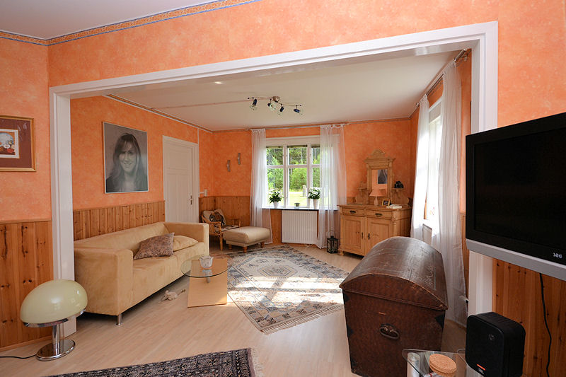 Vom Flur im EG gelangt man auch in das große Wohnzimmer.... Galeriebild Ihr persönliches Paradies Kroksmåla im wunderbaren Småland. Vielfach punkten mit dieser klassischen Schwedenvilla