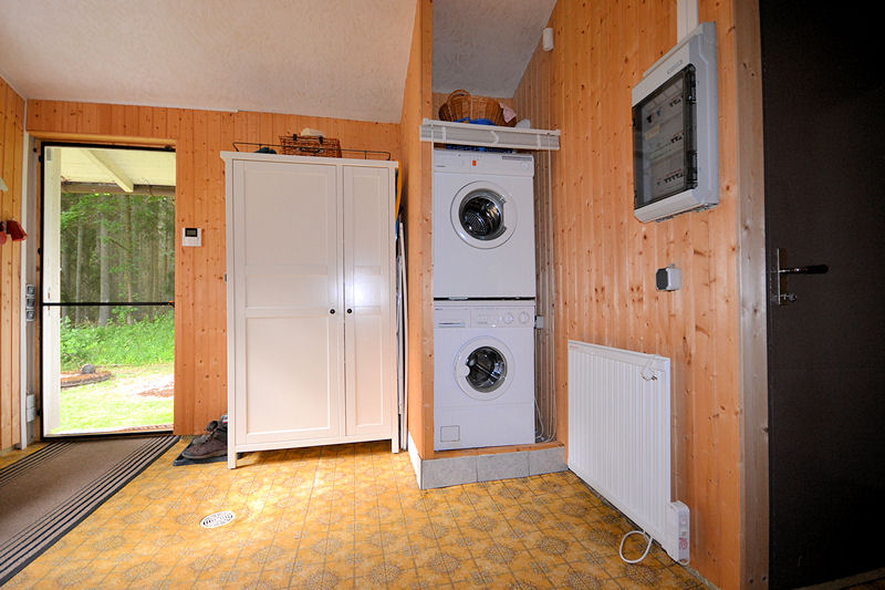 ....und hier auch der Nebeneingang des Hauses. Jetzt gehen wir in das Obergeschoss - kommen Sie bitte.... Galeriebild Ihr persönliches Paradies Kroksmåla im wunderbaren Småland. Vielfach punkten mit dieser klassischen Schwedenvilla
