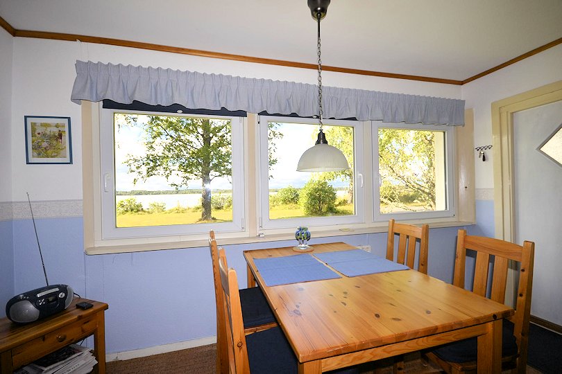 ....mit dem fantastischen Ausblick auf den See vom Esstisch aus. Hier schmeckt das Frühstück natürlich besonders gut....! Galeriebild Trollstigen. Wunderbares und supergut renoviertes Ferienhaus nahe am See Rinkabysjön - nur 15 m von der Wasserkante!