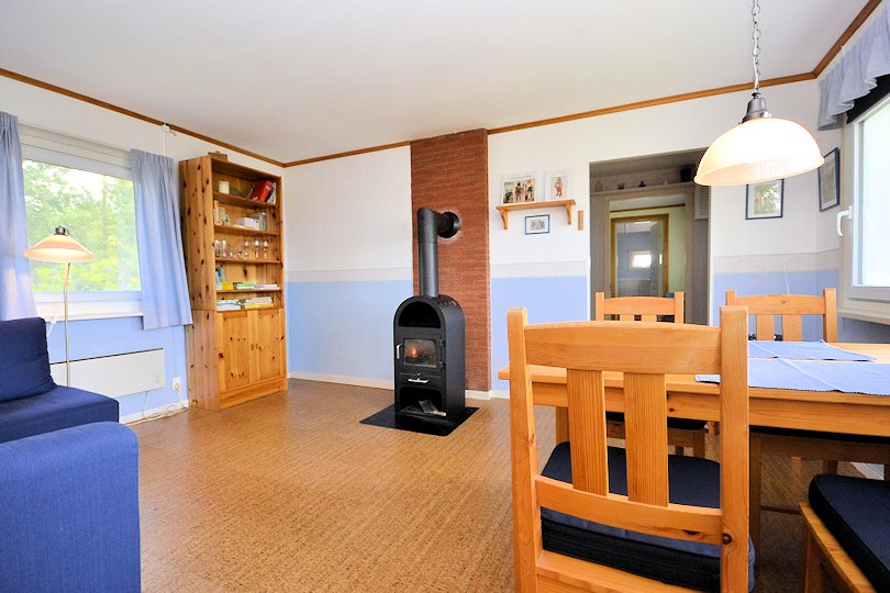 Mit diesem wirkungsvollen Kaminofen in der Stube.... Galeriebild Trollstigen. Wunderbares und supergut renoviertes Ferienhaus nahe am See Rinkabysjön - nur 15 m von der Wasserkante!