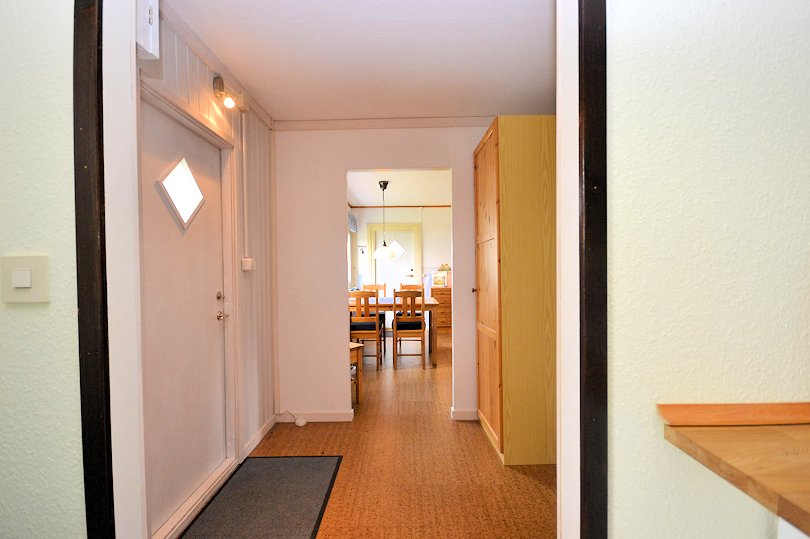 Hausflur mit dem Haupteingang auf der linken Bildseite Galeriebild Trollstigen. Wunderbares und supergut renoviertes Ferienhaus nahe am See Rinkabysjön - nur 15 m von der Wasserkante!