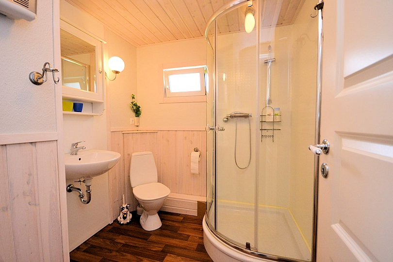 Ebenfalls kürzlich renoviert: der WC + Duschraum Galeriebild Trollstigen. Wunderbares und supergut renoviertes Ferienhaus nahe am See Rinkabysjön - nur 15 m von der Wasserkante!