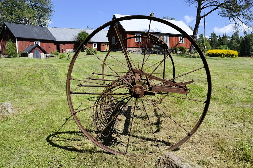 Wer hierher seinen neuen Lebensmittelpunkt verlegt, lässt den Lärm der Welt draußen Galeriebild "Sutarebo" - idyllischer Waldhof mit einer langen Historie von 1890 in wunderbarer und schön einsamer Lage. Ein Juwel!