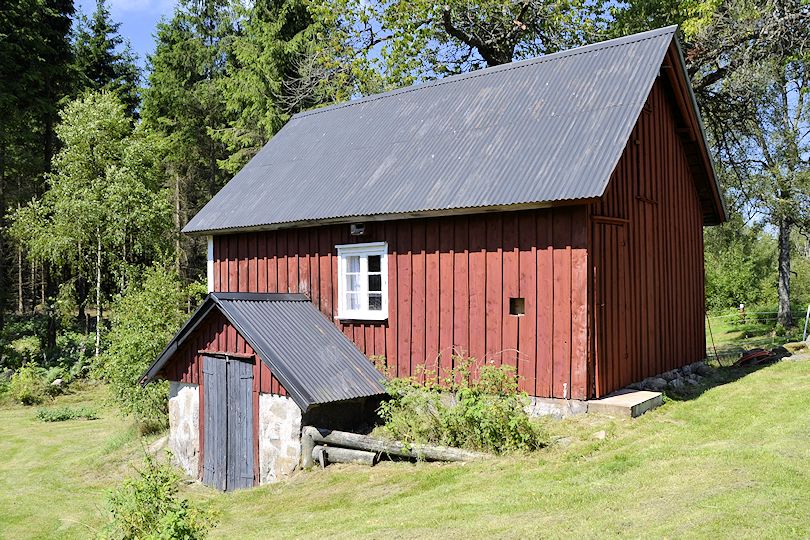 ....sogar mit Küchenzeile, WC + und Duschraum Galeriebild "Sutarebo" - idyllischer Waldhof mit einer langen Historie von 1890 in wunderbarer und schön einsamer Lage. Ein Juwel!