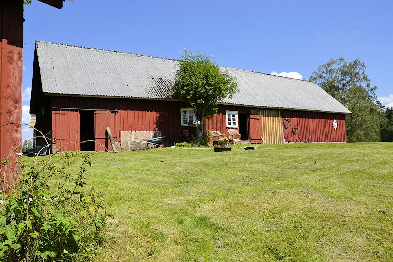 Die große Scheune mit gut und gern 250 m² Nutzfläche Galeriebild "Sutarebo" - idyllischer Waldhof mit einer langen Historie von 1890 in wunderbarer und schön einsamer Lage. Ein Juwel!