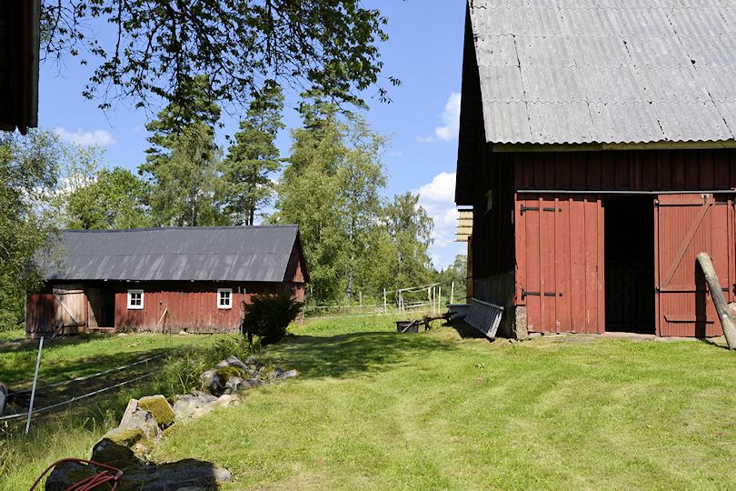 Links im Hintergrund befindet sich ein kleiner Stall.... Galeriebild "Sutarebo" - idyllischer Waldhof mit einer langen Historie von 1890 in wunderbarer und schön einsamer Lage. Ein Juwel!
