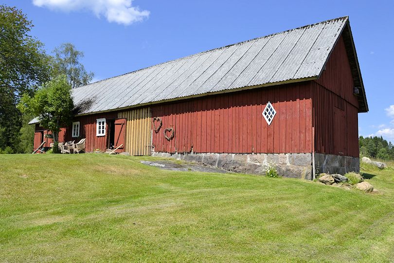 In der Scheune befindet sich auch eine Freilaufbox für 2 Pferde. Weitere Boxen können hergerichtet werden Galeriebild "Sutarebo" - idyllischer Waldhof mit einer langen Historie von 1890 in wunderbarer und schön einsamer Lage. Ein Juwel!