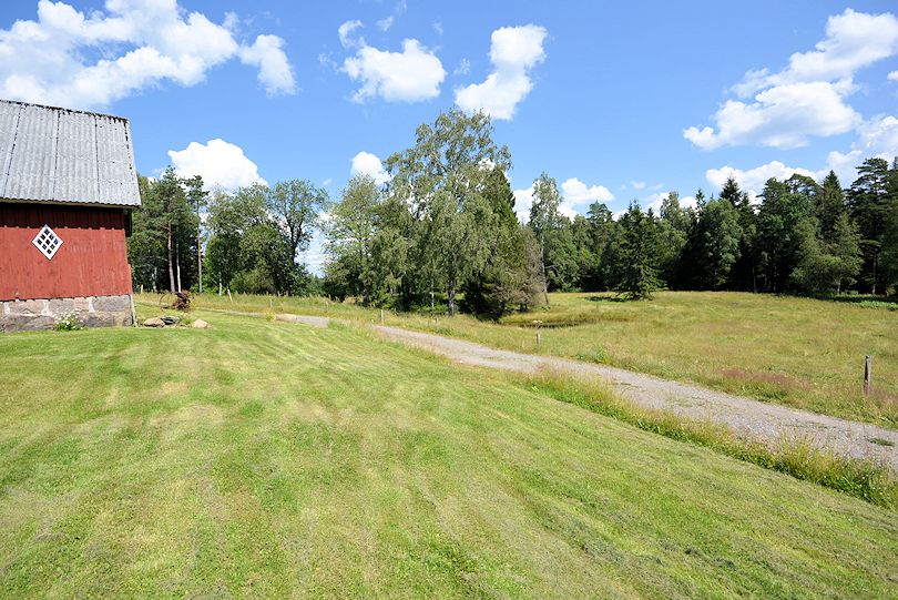 Beginn des 2 ha großen Graslandes, z.B. für die Pferde- oder allgemeine Tierhaltung Galeriebild "Sutarebo" - idyllischer Waldhof mit einer langen Historie von 1890 in wunderbarer und schön einsamer Lage. Ein Juwel!