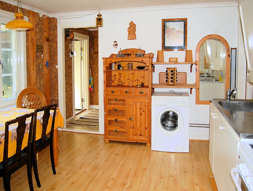 Unsere Führung durchs Haus beginnt in der Küche...durch den kleinen Flur im Hintergrund von der Haustür aus Galeriebild Hinein ins Paradies "Stjärnemo". Småland erleben in einem herrlich abgeschiedenen Winkel am Rande der Wildnis!