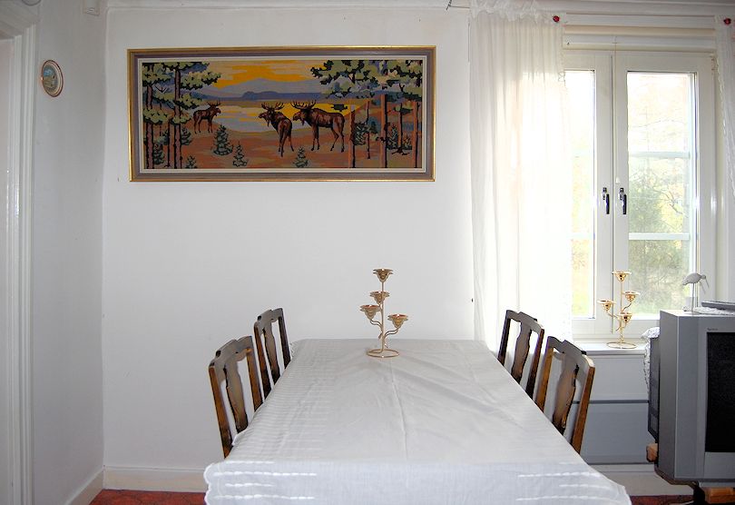 Esstisch im Wohnzimmer Galeriebild Hinein ins Paradies "Stjärnemo". Småland erleben in einem herrlich abgeschiedenen Winkel am Rande der Wildnis!