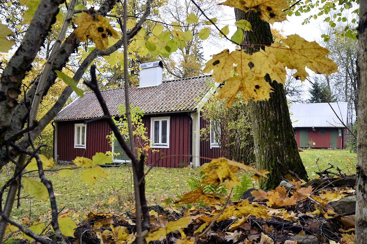 Historische Torpstuga, früheres Müllerhaus, in höherer Grundstückslage (auf dem Hügel) und wunderbar eingewachsen Galeriebild Strömma Kvarn - Klassische Waldkate. Früheres Müllerhaus nahe den eindrucksvollen Seen UNNEN und BOLMEN. Schön wertvolle Lage!