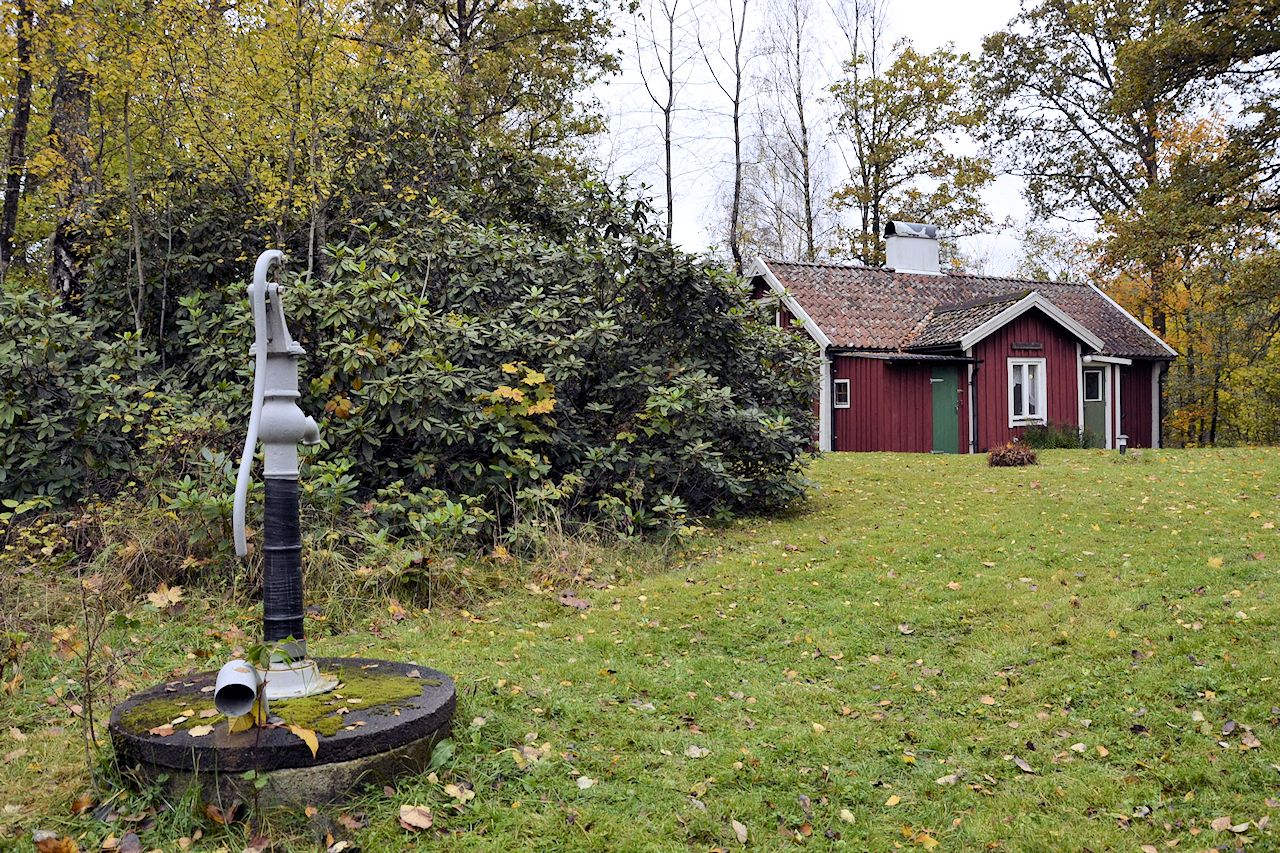 ....die auf einem wildromantischen Areal errichtet wurde. Hier schöne, alte Bäume und viele Sträucher Galeriebild Strömma Kvarn - Klassische Waldkate. Früheres Müllerhaus nahe den eindrucksvollen Seen UNNEN und BOLMEN. Schön wertvolle Lage!