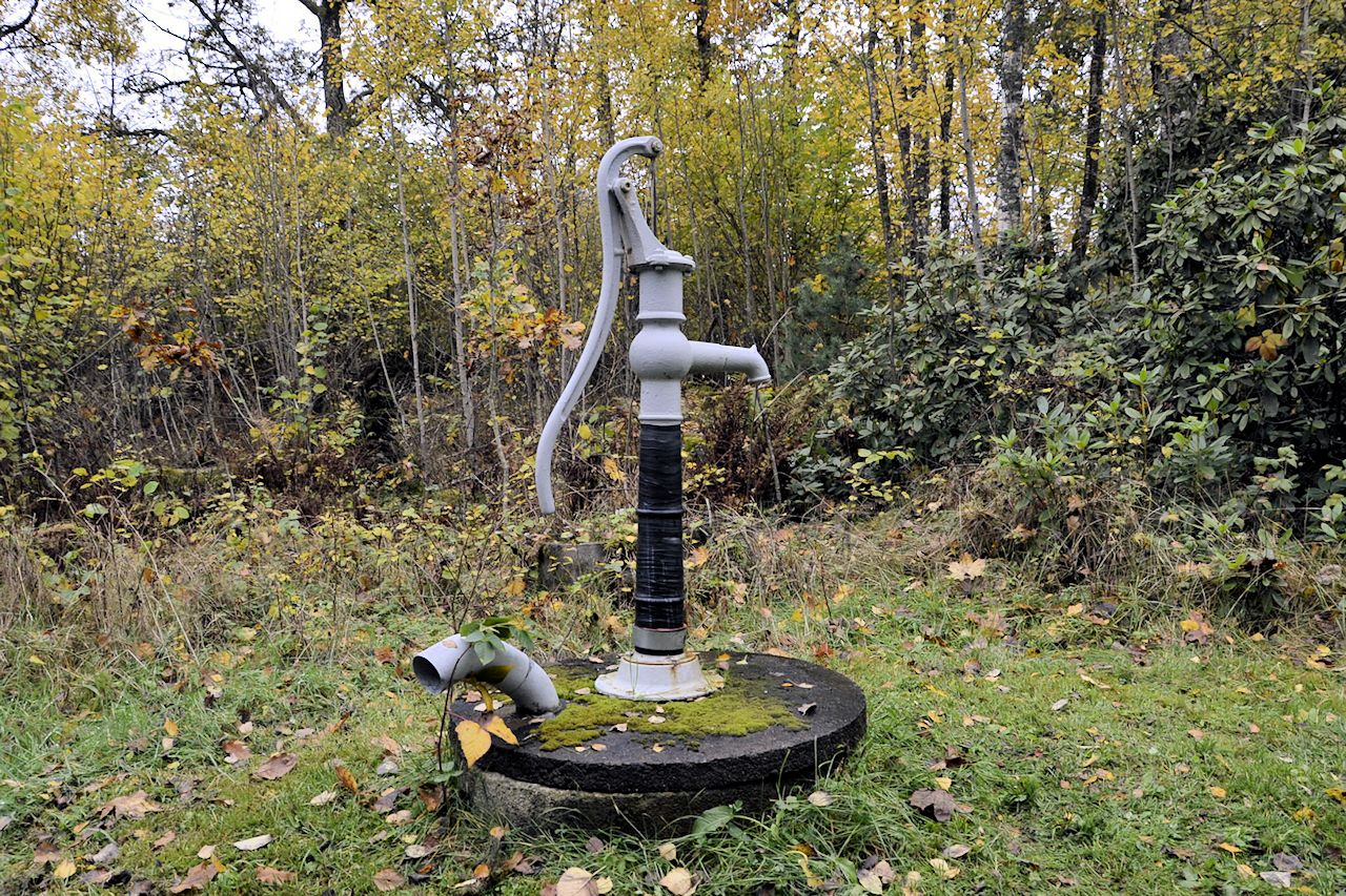 Der Trinkwasserbrunnen des Hauses. Wie in alten Zeiten muss man sich sein Wasser selbst holen und ins Haus tragen Galeriebild Strömma Kvarn - Klassische Waldkate. Früheres Müllerhaus nahe den eindrucksvollen Seen UNNEN und BOLMEN. Schön wertvolle Lage!