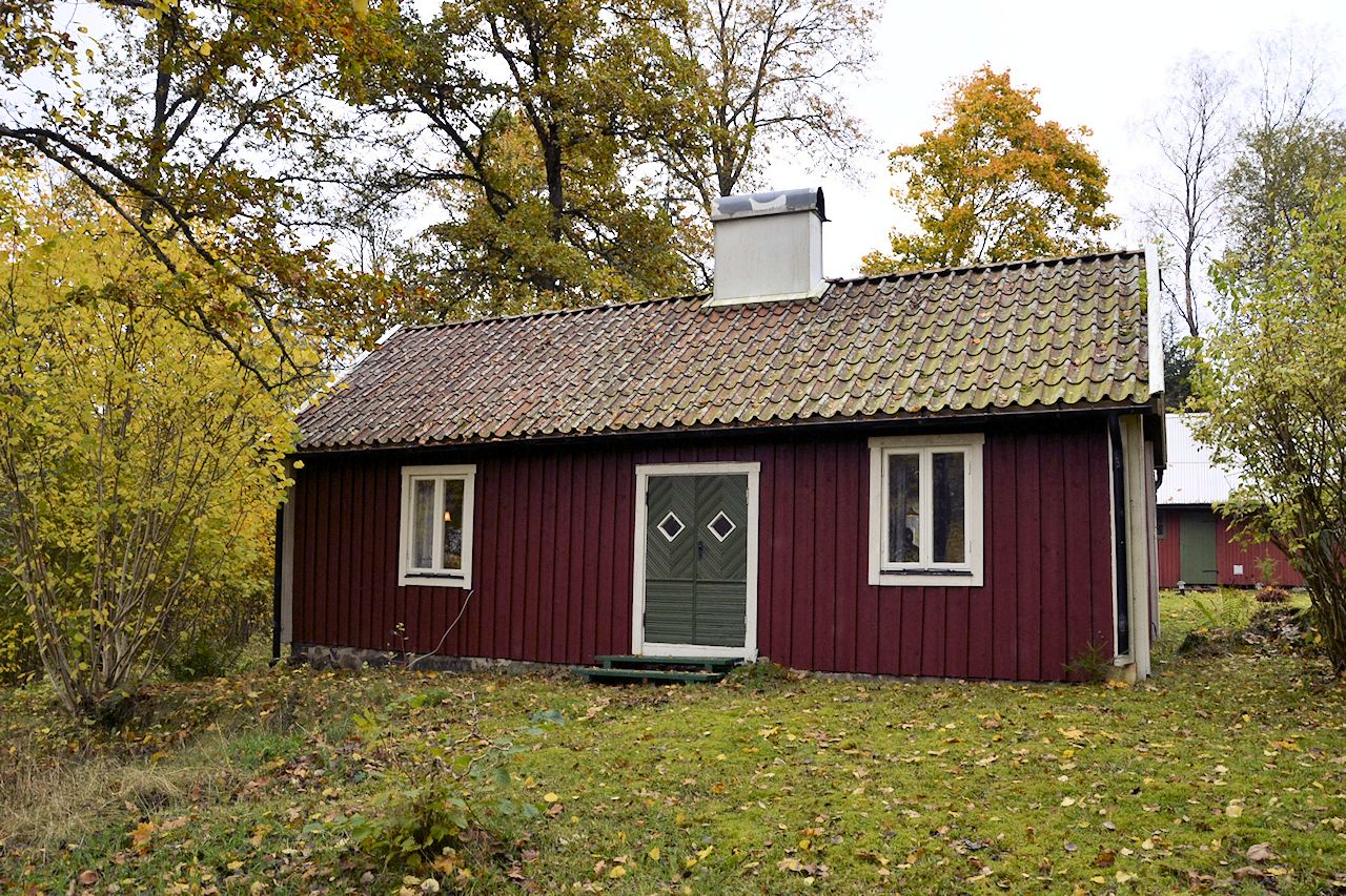 Vorderseite der Stuga Galeriebild Strömma Kvarn - Klassische Waldkate. Früheres Müllerhaus nahe den eindrucksvollen Seen UNNEN und BOLMEN. Schön wertvolle Lage!