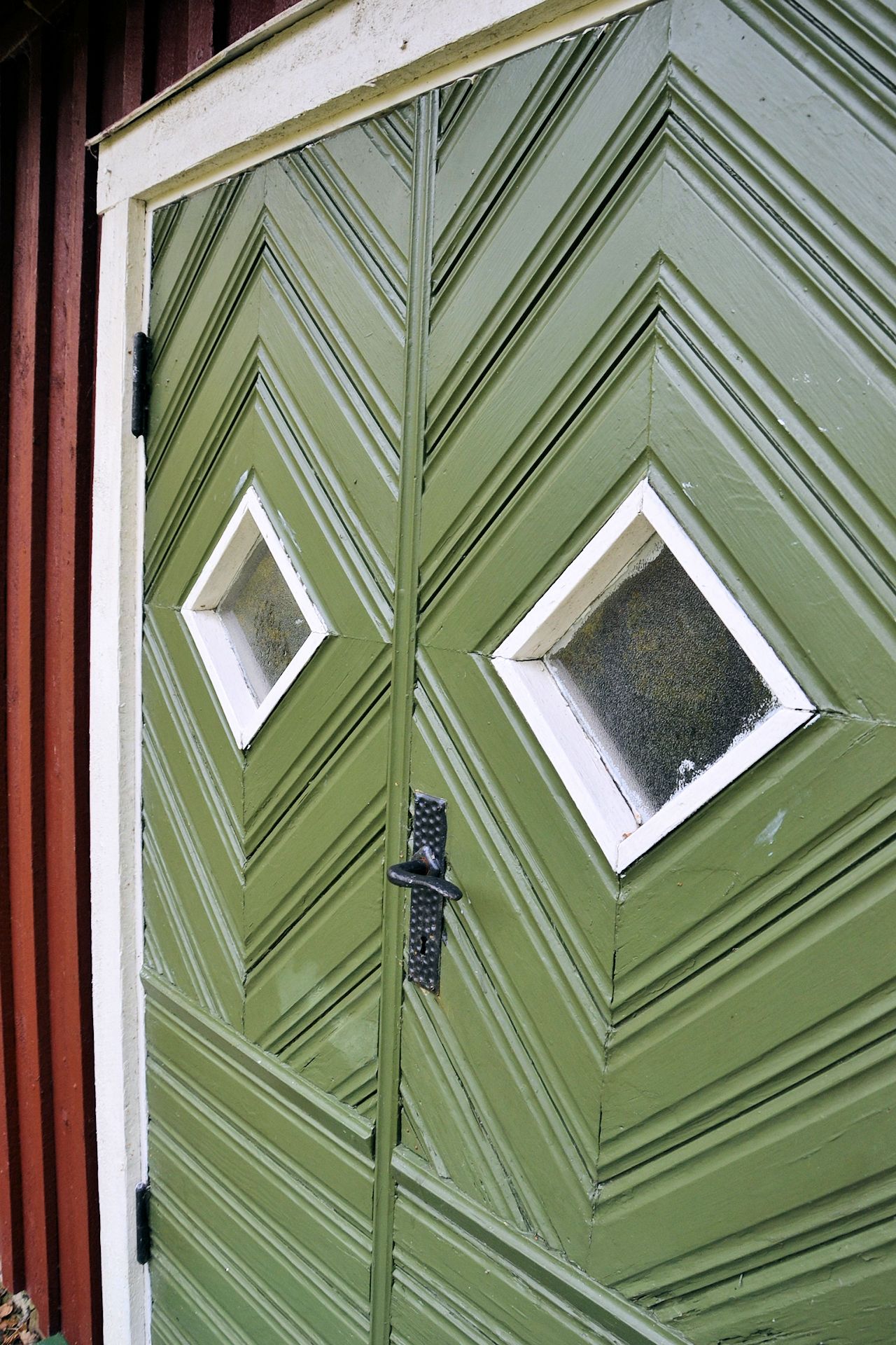 Ehemaliger Haupteingang - heute nutzt man den Kücheneingang auf der Rückseite des Hauses Galeriebild Strömma Kvarn - Klassische Waldkate. Früheres Müllerhaus nahe den eindrucksvollen Seen UNNEN und BOLMEN. Schön wertvolle Lage!