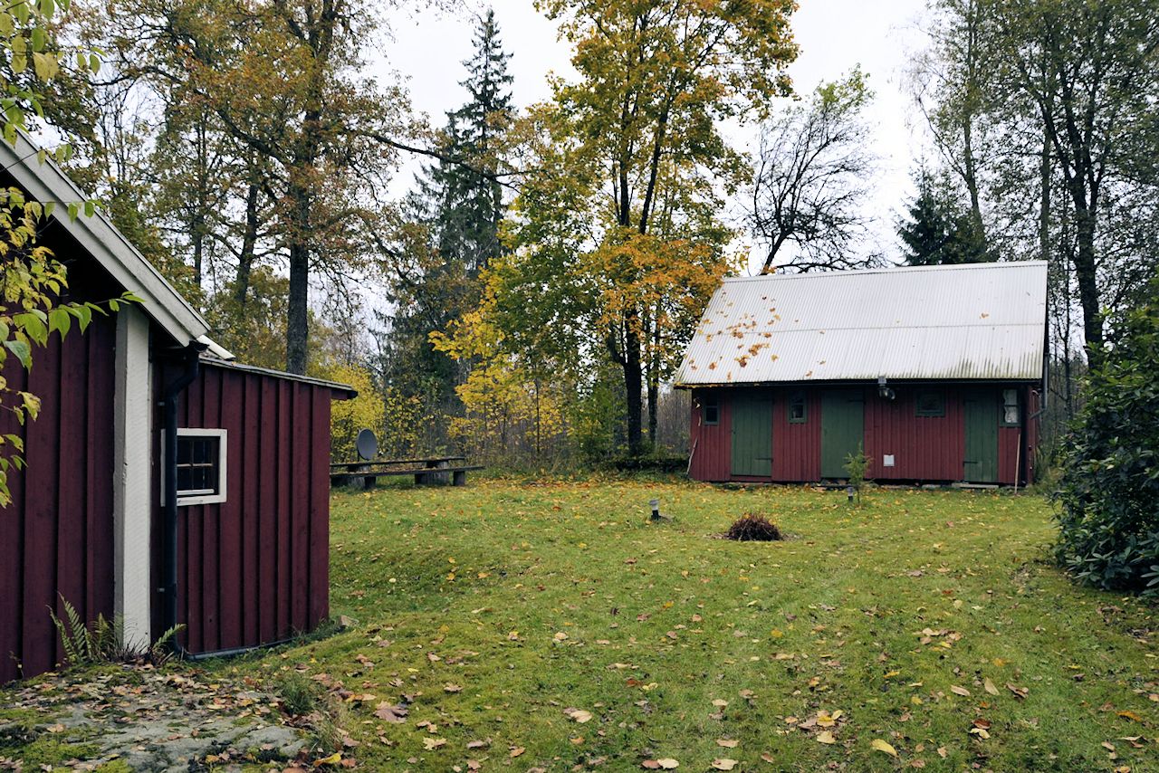 Das Nebengebäude erreicht man durch einen "Gang über den Hof" Galeriebild Strömma Kvarn - Klassische Waldkate. Früheres Müllerhaus nahe den eindrucksvollen Seen UNNEN und BOLMEN. Schön wertvolle Lage!