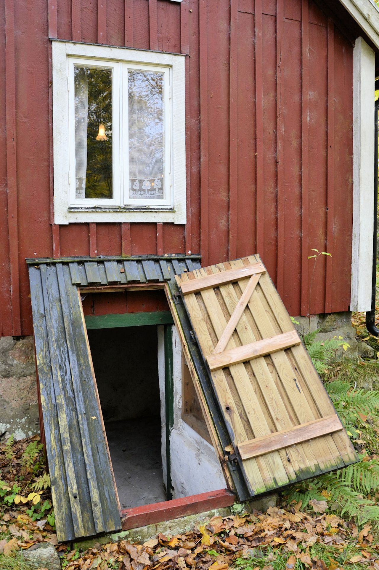 Holzklappe zum kleinen Kellerraum Galeriebild Strömma Kvarn - Klassische Waldkate. Früheres Müllerhaus nahe den eindrucksvollen Seen UNNEN und BOLMEN. Schön wertvolle Lage!