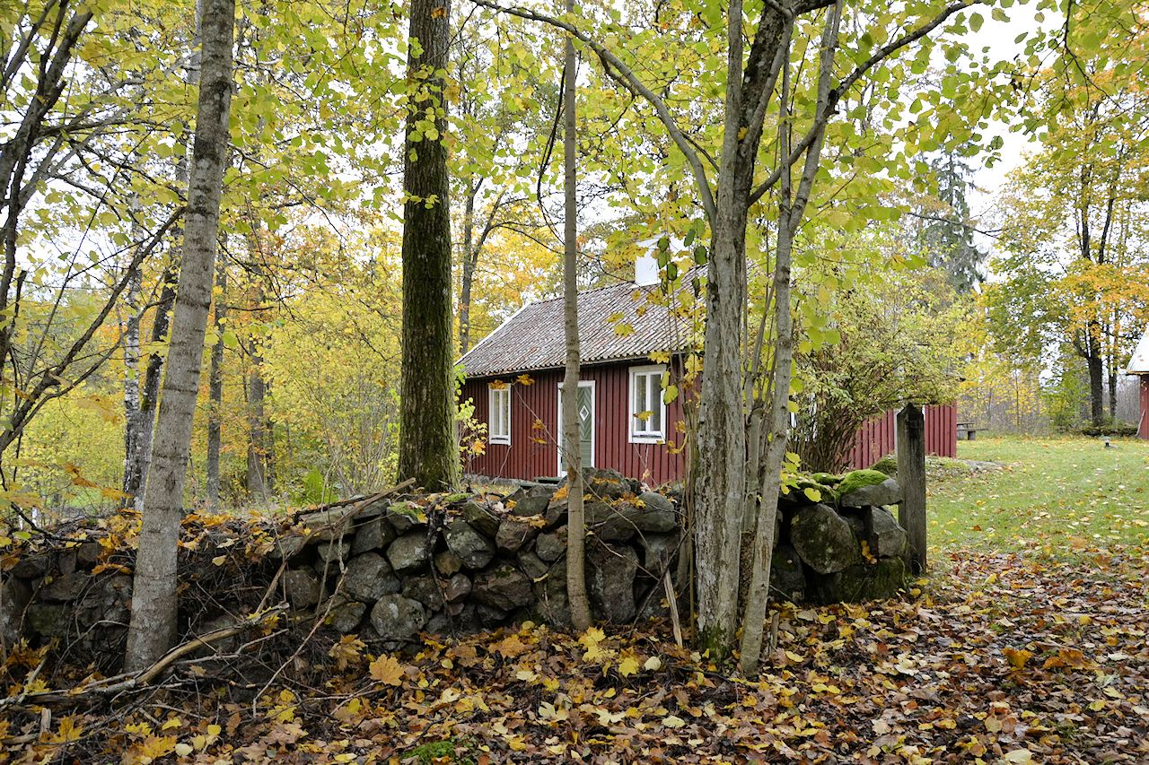Das passt doch wie Bolle….! Wer ein kleines schwedisches Paradies in Småland sucht, ist hier goldrichtig platziert! Galeriebild Strömma Kvarn - Klassische Waldkate. Früheres Müllerhaus nahe den eindrucksvollen Seen UNNEN und BOLMEN. Schön wertvolle Lage!