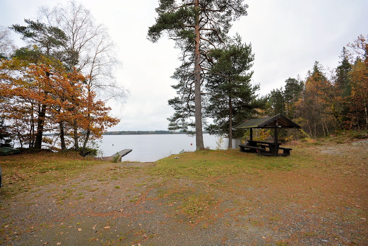 Und das ist der Knüller: Von der Stuga aus ist man in wenigen Minuten am fantastischen See UNNEN.... Galeriebild Strömma Kvarn - Klassische Waldkate. Früheres Müllerhaus nahe den eindrucksvollen Seen UNNEN und BOLMEN. Schön wertvolle Lage!