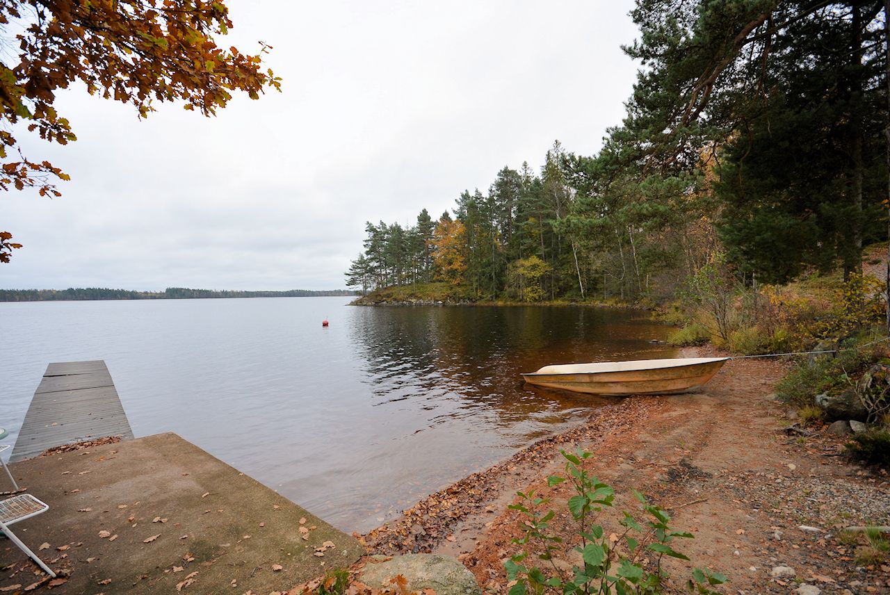 ....dem bekannten Nachbarsee zum riesigen See BOLMEN. Diese Wassernähe macht die Immobilie so wertvoll! Galeriebild Strömma Kvarn - Klassische Waldkate. Früheres Müllerhaus nahe den eindrucksvollen Seen UNNEN und BOLMEN. Schön wertvolle Lage!