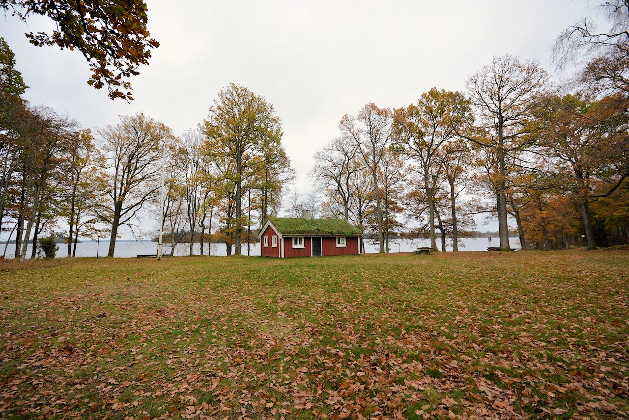 ....interessante Veranstaltungen bietet. Hier trifft man sich - und genießt die Nachbarschaft von richtigen Schweden Galeriebild Strömma Kvarn - Klassische Waldkate. Früheres Müllerhaus nahe den eindrucksvollen Seen UNNEN und BOLMEN. Schön wertvolle Lage!