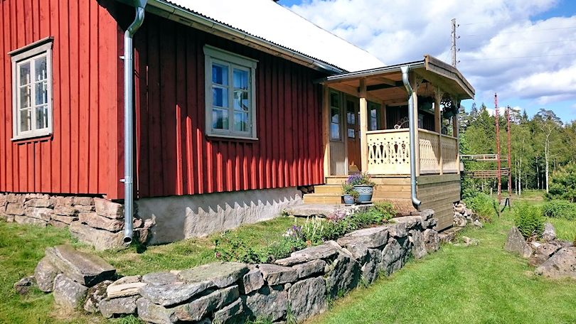 Die Gebäude dieses Hofes atmen Geschichte....Im Bild der neue Hauseingang, gebaut im Frühjahr 2015 Galeriebild "Sutarebo" - idyllischer Waldhof mit einer langen Historie von 1890 in wunderbarer und schön einsamer Lage. Ein Juwel!