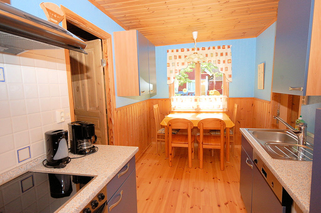 EG - Ferienwohnung 3 / KĂŒche mit der traditionellen Essecke fĂŒr die ganze Familie Galeriebild Geld verdienen auf der Sonneninsel ĂLAND - Stugby pĂ„ Ăland till salu! FeriengĂ€ste herzlich willkommen!