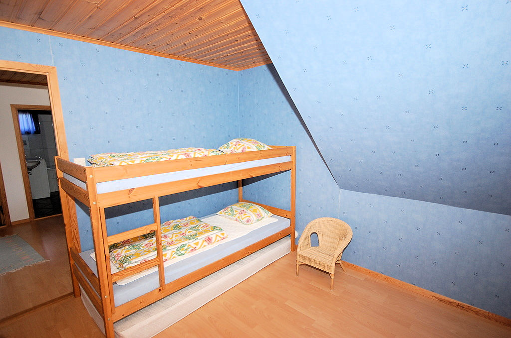 OG - Ferienwohnung 4 / Schlafzimmer 1 Galeriebild Geld verdienen auf der Sonneninsel ĂLAND - Stugby pĂ„ Ăland till salu! FeriengĂ€ste herzlich willkommen!