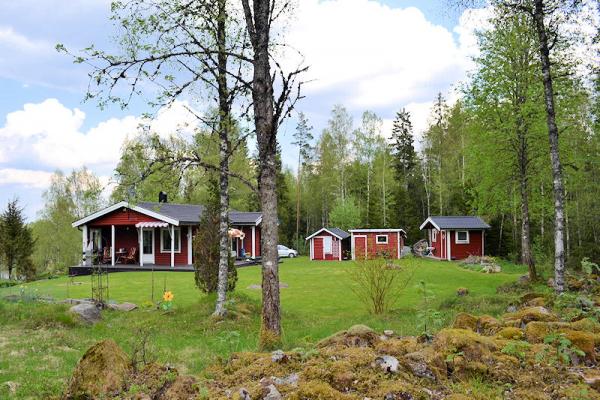 Schweden Immobilien - Nissabygget - Traumferienhaus in Waldalleinlage und Seenähe. Dieses Angebot wird Sie faszinieren!