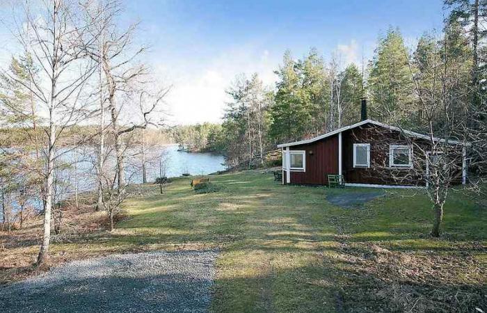 Schweden Immobilien - Idyllische Sommerhauslage am Waldsee mit Ostseenähe