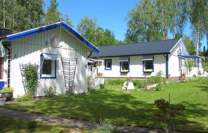Schweden Immobilien - Zwei wunderbare Ferienhäuser am See Örlen, Fiskestigen 8