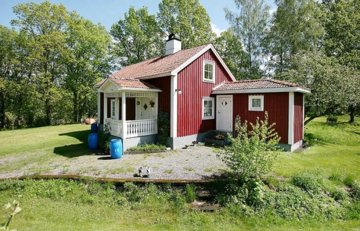 Schweden Immobilien - Typisches rotes Schwedenhaus mit weissen Ecken 