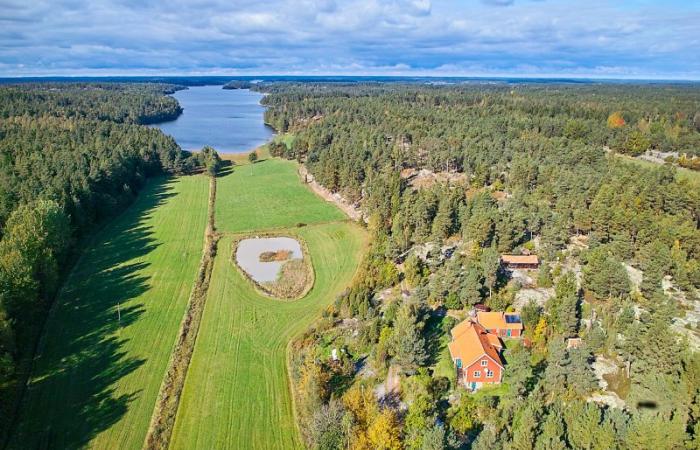 Schweden Immobilien - Klassischer Ostseehof in spektakulärer Halbinsellage zwischen zwei Viken im Skärgård der Ostküste Schwedens