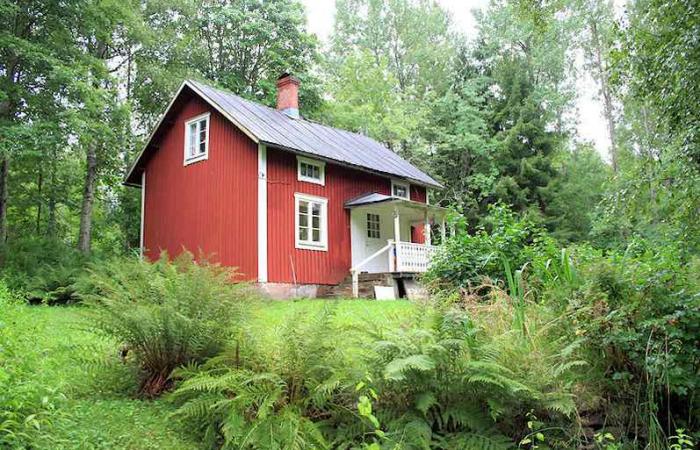 Schweden Immobilien - Nordmarksberg - Nette Schwedenkate in verschwiegener Waldlage. Historischer Ort