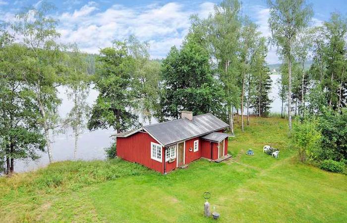 Schweden Immobilien - Fiskartorpet - Allerliebstes Ferienhaus direkt an der Seekante des Hållsjön