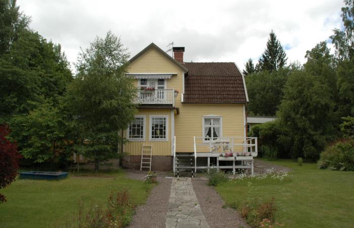 Schweden Immobilien - Skoghult - Nette Schwedenvilla in Pippi Langstrumpf Stil und Wassernähe zum See "Lilla Hindsjön"