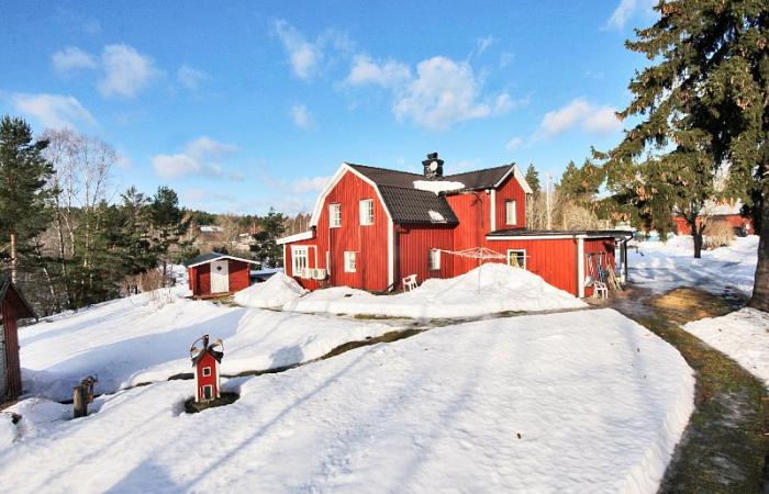 Schweden Immobilien - Hübsches Haus in naturschöner Lage mit einigen Nebengebäuden