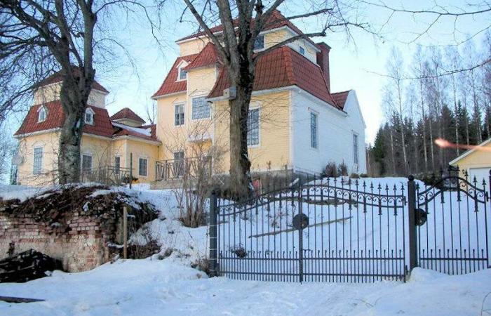 Schweden Immobilien - Örtensborg - Interessante kleine Schlossvilla auf echtem Seeufergrundstück am See Östra Örten