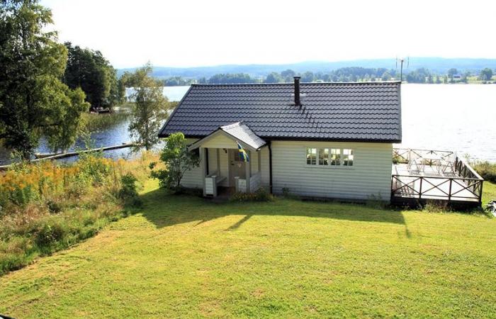 Schweden Immobilien - Super Ferienhaus in bemerkenswerter Wasserlage am See Östra Örten, nördlich von Karlstad