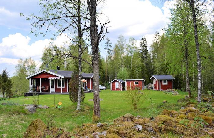 Schweden Immobilien - Nissabygget - Traumferienhaus in Waldalleinlage und Seenähe. Dieses Angebot wird Sie faszinieren!